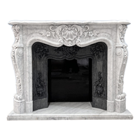 Cheminée de luxe en marbre semi-statuaire blanc entouré de sculpture à la main de style antique moderne design italien