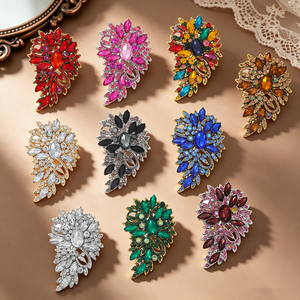 Broche de luxe en cristal en forme de fleur, plaquée or, avec strass, épingle de revers en forme de feuille pour femme, accessoires de robe de mariée, vente en gros - Product Image 1