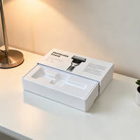 Boîte cadeau en carton rigide blanc imprimée sur mesure avec pelliculage mat et insert pour rasoir de sécurité
