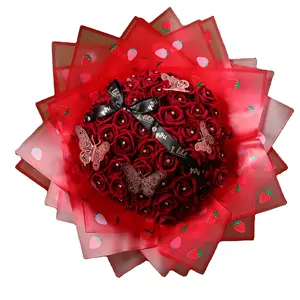 Papel de embrulho de buquê de flores de plástico estampado com padrão de morango vermelho para embalagem de floristas, 58 x 58 cm/pcs