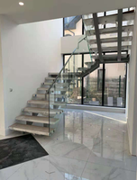 Intérieur moderne de George Group, bande de roulement d'escalier flottante en bois, design chaud, garde-corps en verre trempé pour appartement intérieur