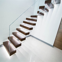 Escalier flottant moderne en bois pour intérieur, avec garde-corps en verre sans cadre et monte-escalier ouvert, idéal pour les projets commerciaux