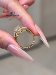 <span class=keywords><strong>Bague</strong></span> <span class=keywords><strong>de</strong></span> fiançailles Good Century en or 18 carats avec trois diamants <span class=keywords><strong>de</strong></span> laboratoire taille émeraude, alliance <span class=keywords><strong>de</strong></span> mariage, bijoux fins, cadeau <span class=keywords><strong>de</strong></span> luxe - Product Image 3