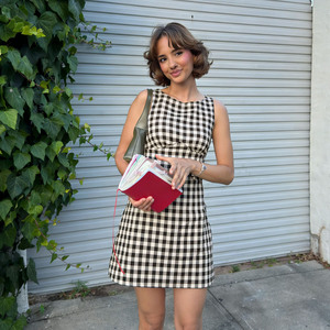 เดรสยาวปานกลางลายสก็อตแบบไม่มีแขน คาดเข็มขัดที่เอวเพื่อให้ดูเพรียวบางและมีสไตล์เหมาะกับชุดทำงาน - Product Image 4