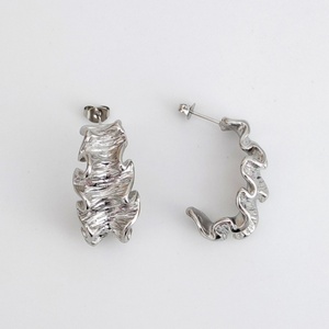 Boucles d'oreilles manchette hypoallergéniques en acier inoxydable PVD plaqué or 18 carats, résistantes à l'eau, non ternissables, pour femmes, vente en gros - Product Image 6