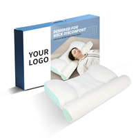 L'oreiller orthopédique cervical zoné avec rembourrage en mousse à mémoire de forme et oreiller cervical ondulé est utilisé pour dormir au lit