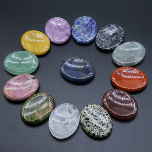 Batu Permata Kristal Alami Amethyst Worry Stone, Warna-warni Pijat Menyembuhkan Energi Batu Khawatir untuk Pijat Gumpal