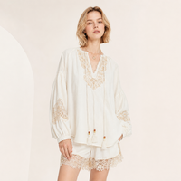 Ensemble 2 pièces pour femme en tissu acétate, collection été 2026, best-seller : Blouse ample à manches lanternes et détails en dentelle ajourée, et short abaya