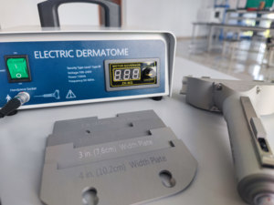 IN-Q1 Electric Dermatome Used for <strong>Skin</strong> <strong>Grafting</strong> During Burn and <strong>Plastic</strong> <strong>Surgery</strong> - Product Image 5