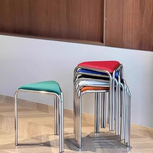 Taburete de metal portátil de diseño moderno colorido y apilable para niños y adultos en la oficina en casa o apartamento - Product Image 1