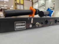 Sistema de Micrófono Inalámbrico Profesional Q169 Vason para KTV, Karaoke, Fiestas, Iglesia, con Batería AA, Conector XLR, Control de Volumen y Silenciador