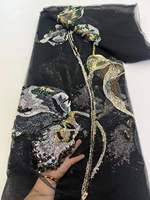 Tissu en dentelle à grosses fleurs, paillettes et perles dorées