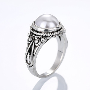 Anello da donna barocco con perle finte, gioiello vintage elegante e raffinato, accessorio regalo di tendenza. - Product Image 5
