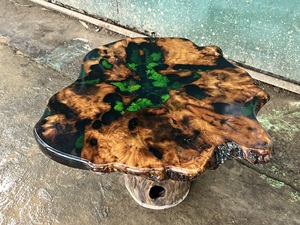 Mesa de centro de madera de resina epoxi con borde irregular personalizado y incrustaciones de musgo verde, mesa de río de madera maciza hecha a mano - Product Image 6