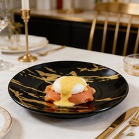Assiettes jetables modernes en plastique noir et or marbré pour fêtes, événements, traiteurs, banquets, mariages, restaurants rapides et décontractés, vente en gros