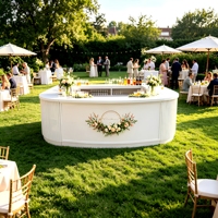 Comptoir de bar personnalisé moderne pour la location de mariages et d'événements, en bois cannelé en forme de U, avec plusieurs modules et un grand espace de rangement