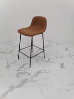 Tabouret de bar en cuir de luxe moderne avec pieds en acier inoxydable, design nordique pour salon et hôtel, usage commercial