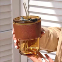 Tasse à café en verre borosilicate soufflé à la main style Ins, 440 ml, avec manchon en cuir portable, paille en bambou, logo personnalisé, couvercle anti-fuite