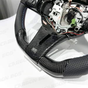 Volante per Auto in Fibra di Carbonio Lucida Personalizzabile con Linea Centrale e Pelle Traforata, Adatto per <span class=keywords><strong>BMW</strong></span> E85 E86 F35 F01 F02 F15 - Product Image 4