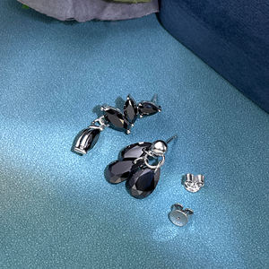 Boucles d'oreilles pendantes en argent sterling plaqué or 18 carats, style classique et minimaliste, avec moissanite noire taille poire, Tianyu Gems - Product Image 2