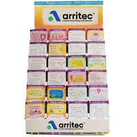Présentoir rotatif sur pied en métal à 4 faces avec base en bois et roulettes pour cartes de vœux, idéal pour supermarchés et magasins.
