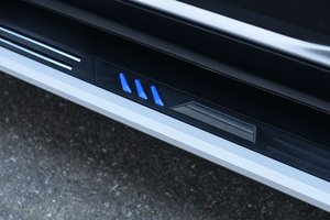 Marchepieds latéraux pour SUV Aftermarket Territory Equator Silver avec base en aluminium noir - Product Image 6