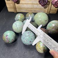 Pierres de guérison en gros boules de cristal beau rubis poli en sphère de kyanite pour la décoration