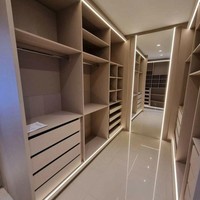 Personnalisation complète de la chambre à coucher, armoire modulaire en bois bicolore blanc, design italien, éclairage LED intégré, dressing coulissant