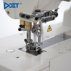 Machine à coudre industrielle à point de recouvrement à lit plat à grande vitesse DT 500-01CB, 3 aiguilles, 5 fils - Product Image 3