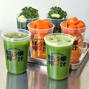 Gobelets jetables en PP givré en forme de U de 90 mm, personnalisables avec logo, 260/380/500/700 ml, pour bubble tea/jus, avec couvercles et pailles - Product Image 3