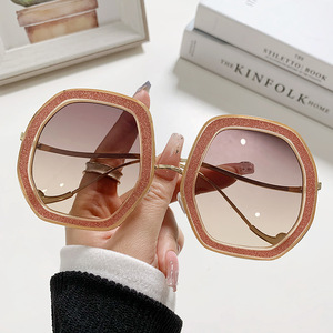 Gafas de Sol Unisex de Lujo, Extragrandes, Modernas, con Brillantes, Protección UV400, Montura Grande para Mujer, de Metal y PC - Product Image 5