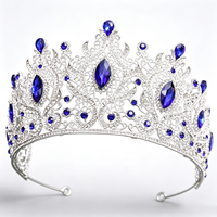 Diadème Rouge Rubis, Tiara Dorée, Coiffe Festive pour les Fêtes, Magnifique Couronne de Noël et de Mariage, Coiffe de Spectacle de Luxe et de Caractère
