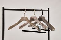 Cintre en bois massif antidérapant sans marques sur les épaules pour présentation en boutique, magasin de vêtements, costumes, robes, OEM