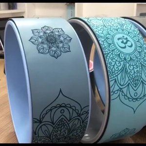 วงล้อโยคะยงจิน ทำจากยาง PU หนาพิเศษ พร้อมลวดลายดอกไม้ สำหรับฝึกโยคะและพิลาทิส - Product Image 1