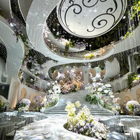 Dekorasi langit-langit hotel untuk acara pernikahan, latar belakang pernikahan, centerpiece, desain bunga buatan emas di langit-langit gedung pernikahan