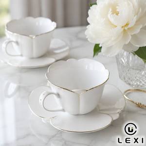 Tazza <span class=keywords><strong>da</strong></span> <span class=keywords><strong>Tè</strong></span> in Ceramica di Lusso con Petali di Giglio e <span class=keywords><strong>Piattino</strong></span> con Bordo Dorato, Resistente al Calore, in Fine Porcellana per Casa, Ufficio e Feste - Product Image 1