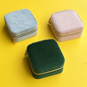Caja de almacenamiento de joyas cuadrada de terciopelo EVERWIN personalizable con cierre de cremallera para anillos, pendientes y organizador de viaje. - Product Image 3