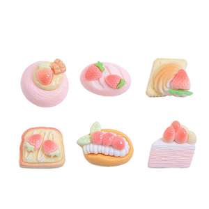 Kit de matériel créatif en gros pour accessoires de pince à cheveux, petites pièces en résine à base de colle crème, jouet alimentaire de dessin animé gâteau aux fraises, fait main DIY - Product Image 5