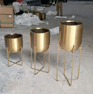 Jarrón de Piso Grande Dorado de Lujo Moderno, Decoración para el Hogar, <span class=keywords><strong>Macetas</strong></span> Decorativas Altas para Interiores, Elegante Jardinera de Metal para Uso en Interiores - Product Image 2