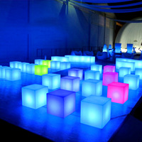 Entrée du seau à glace chinois, table et chaise de bar avec bande led