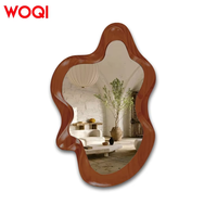 WOQI Miroir mural à cadre en bois de noyer au design moderne, modèle irrégulier distinctif avec crochets de suspension