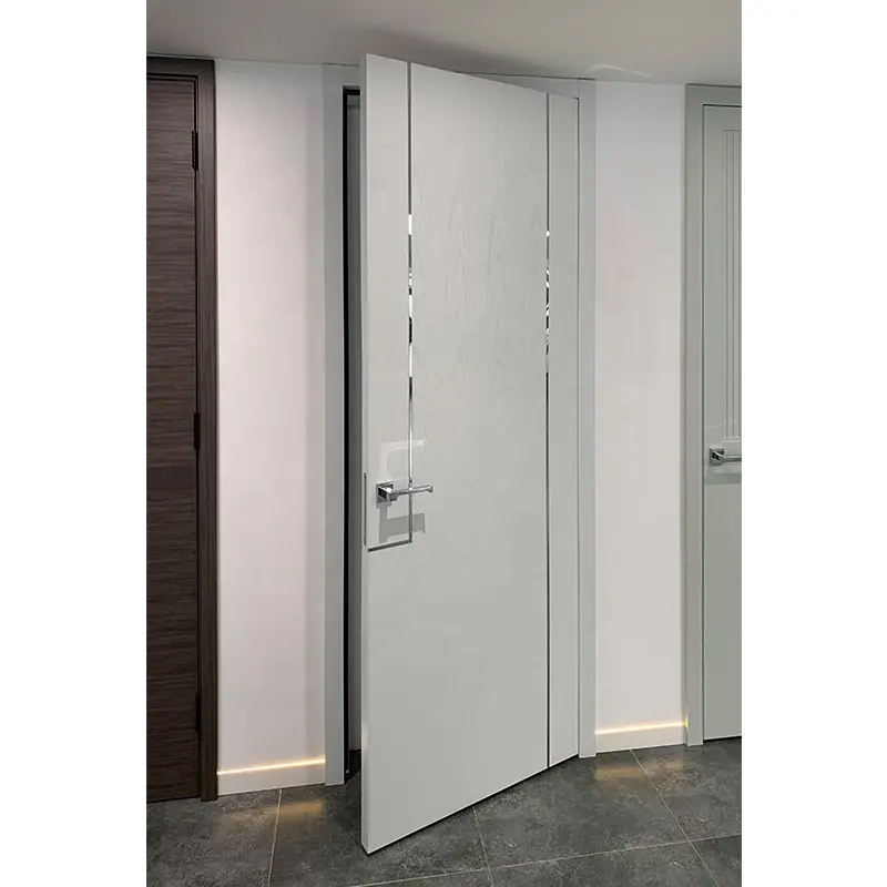 Минималистичная деревянная дверь с металлической вставкой в современном дизайне для интерьера