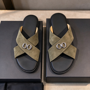 Sandalias Planas Casuales para Hombre con Tiras Cruzadas, Decoración de Letras Metálicas, Sandalias de Gamuza para Playa, Interiores y Exteriores - Product Image 1