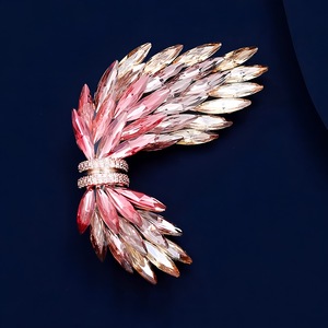 Broche Luxuoso em Formato de Asa de Liga Metálica, Corsage Feminino de Alta Qualidade com Cristais Exquisitos e Elegantes, Design Subtilmente Opulento - Product Image 1