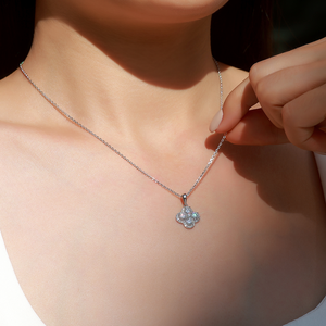 Collar con Colgante de Trébol de Cuatro Hojas con Moissanita de 1.43 CTW, Elegante y Lujoso |   Joyería de Plata de Ley S925 con Trébol Completamente Adornado - Product Image 5