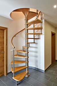 <span class=keywords><strong>Escalier</strong></span> en arc <span class=keywords><strong>intérieur</strong></span> moderne au design élégant et généreux avec <span class=keywords><strong>marches</strong></span> flottantes en acier inoxydable et en bois - Product Image 6