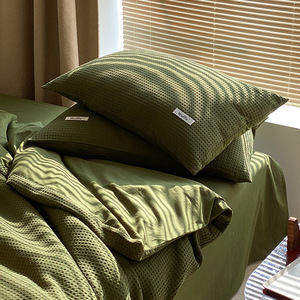Parure de lit gaufrée OEKO-TEX vert sauge, rafraîchissante, respirante, anti-boulochage pour les personnes ayant chaud la nuit, tailles Queen et King, vente en gros - Product Image 3
