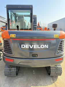 Excavatrice sur chenilles Develon DX60 rouge, capacité de 5 tonnes, godet de 0,25 m, équipement de construction lourd, composants hydrauliques, 6 m - Product Image 3