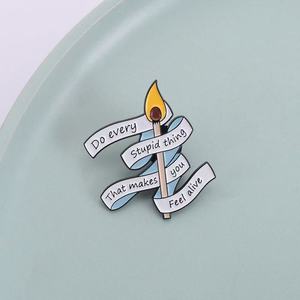 Spilla in Metallo Personalizzata con Citazione '<span class=keywords><strong>Fai</strong></span> Ogni Cazzata che Ti <span class=keywords><strong>Fai</strong></span> Sentire Vivo' in Lega di Zinco con Design a Fiammifero - Product Image 4