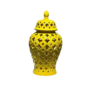 精美的黄色陶瓷瓷花瓶，采用中国传统设计，为永恒的家居装饰增添色彩